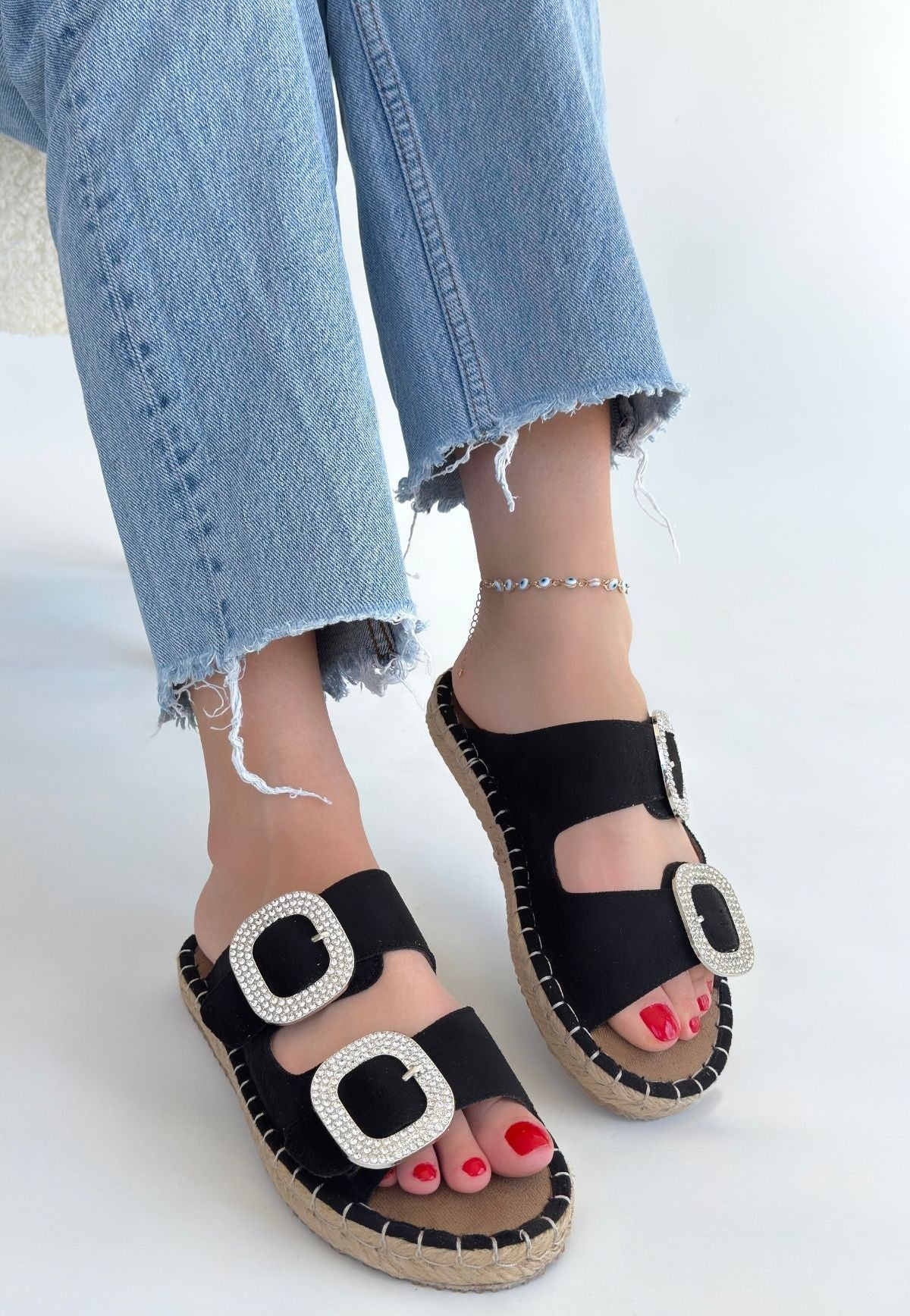 Hertas Siyah Nubuk Tokalı Terlik — Siyah [stokoz:CHfiUmKNFhV8so0dZHk5%3ASiyah%3A1%3A18t8cjs]